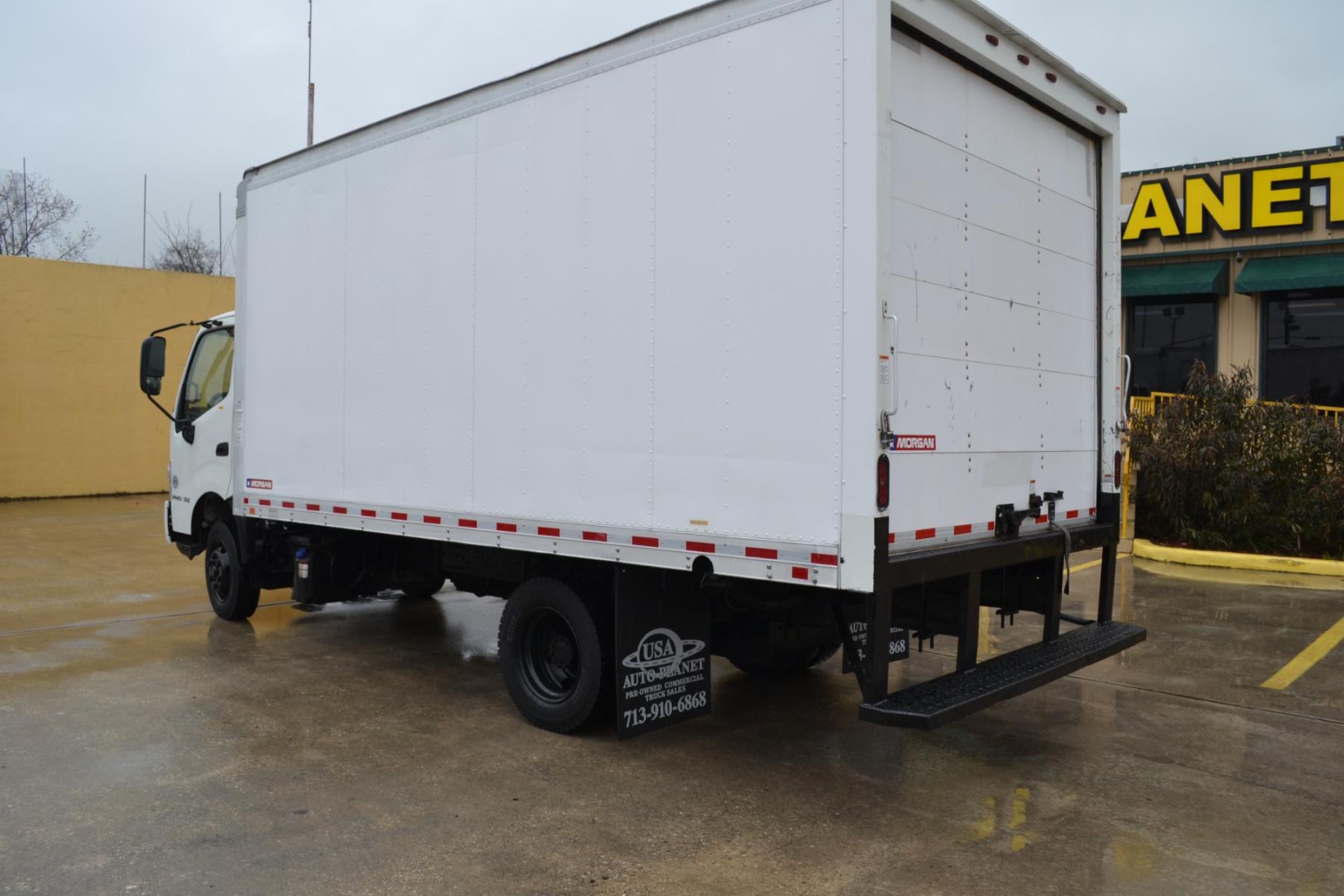 2019 WHITE HINO 155 with an JO5E-TP 5.1L 210HP TURBO CHARGED DIESEL engine, AISIN A465 6SPD AUTOMATIC transmission, located at 9172 North Fwy, Houston, TX, 77037, (713) 910-6868, 29.887470, -95.411903 - Photo #6